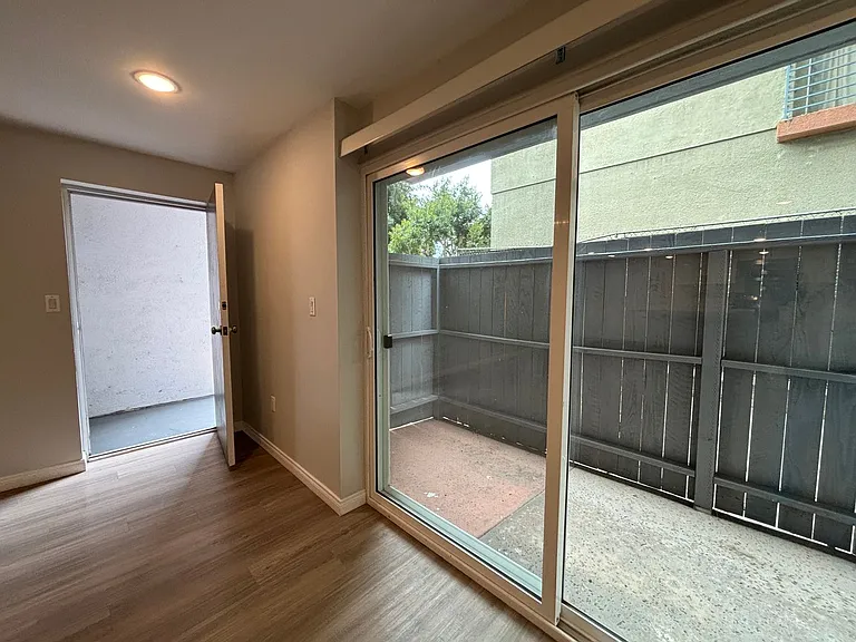 1635 North Martel Avenue — Photo 46