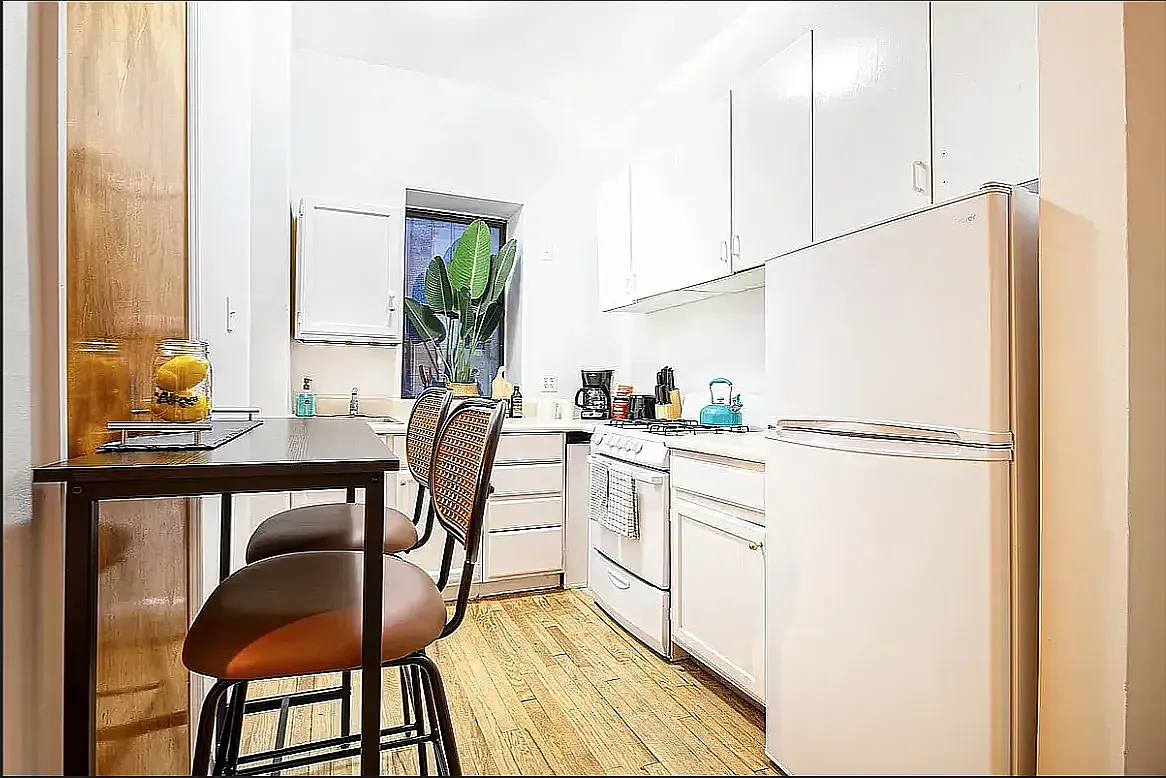 543 1/2 East 6th Street — Photo 3