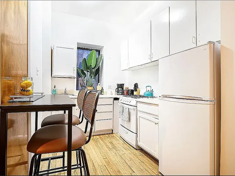 543 1/2 E 6th St #2A — Photo 3