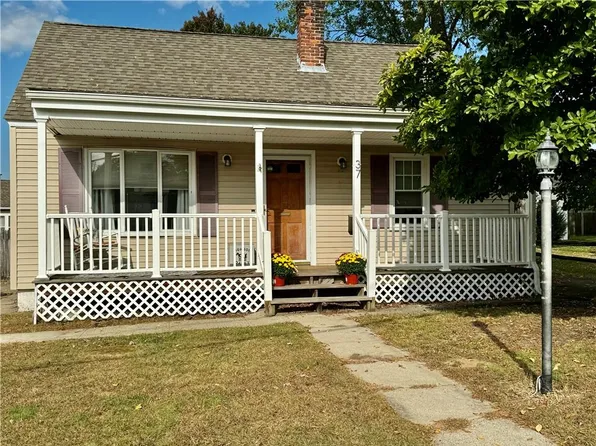 37 Invernia Rd, Cranston, RI 02920