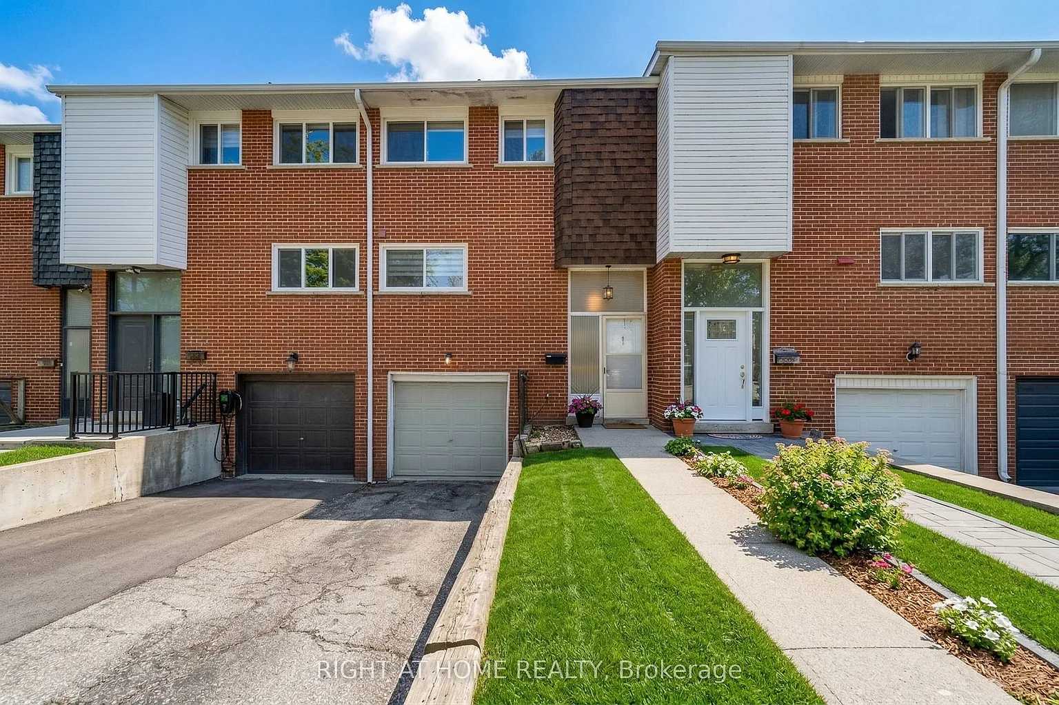 5473 Schueller Cres photo 1