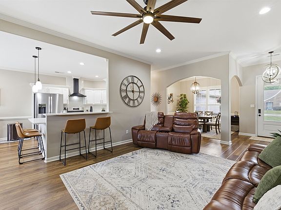 5th image of 350 Pearl Dr