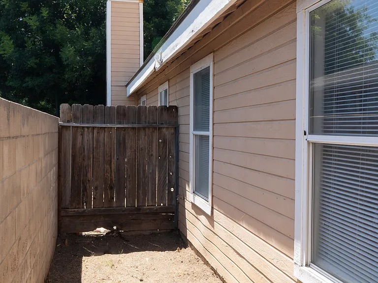 7010 N Thorne Ave #102 — Photo 8