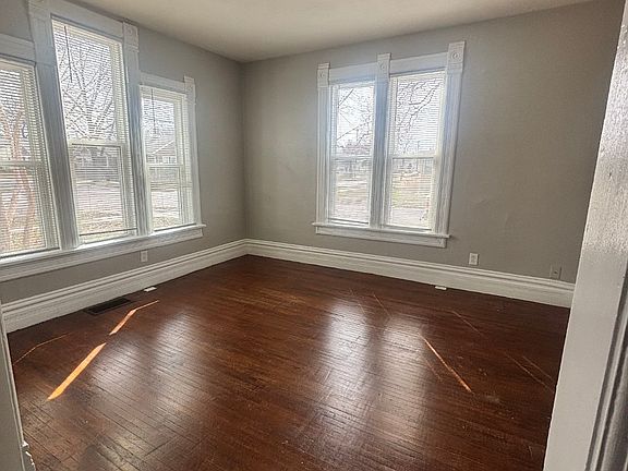 2nd image of 2004 Latham St #5