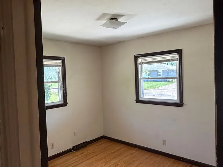 704 Robinwood Ln — Photo 9
