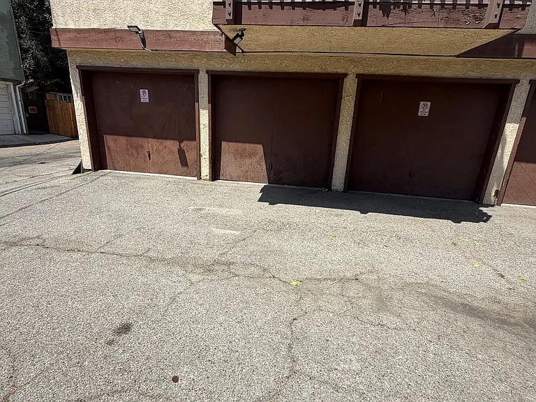 1242 E 4th St #3 — Photo 34