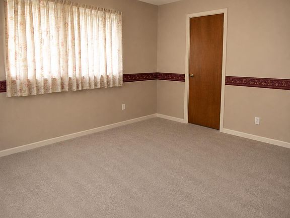 3rd image of 4767 N Sharon Ave