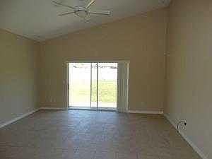 4th image of 2111 Woodsedge Dr