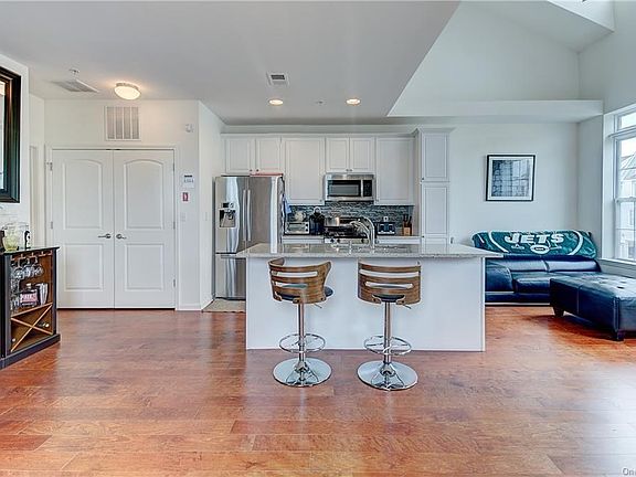 4th image of 1523 Hawthorn Way
