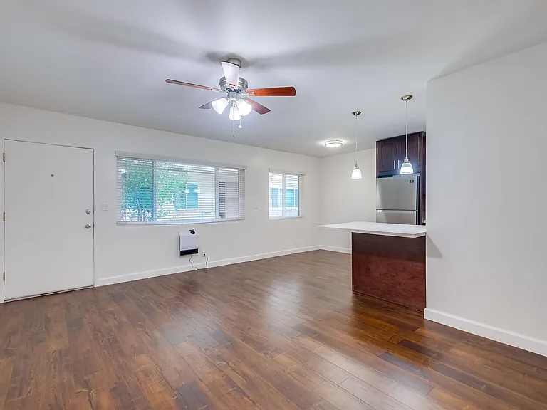 629-633 W Hyde Park Blvd — Photo 5