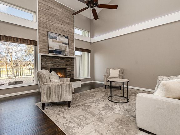 3rd image of 2925 Country Place Cir
