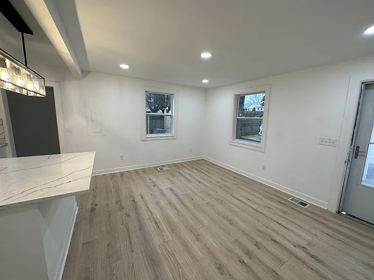 519 Elgin St — Photo 18