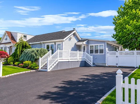 426 N 4th Street, Lindenhurst, NY 11757