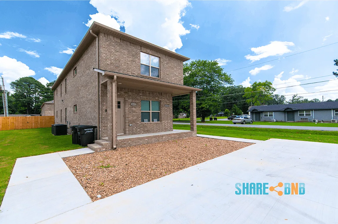 6 bed, 2808 sqft, $5,200 — Photo 1
