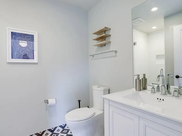 712 G St SE #101 — Photo 8