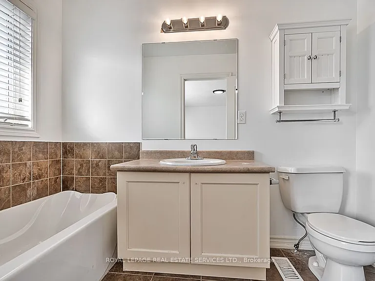 4227 Cole Cres — Photo 9