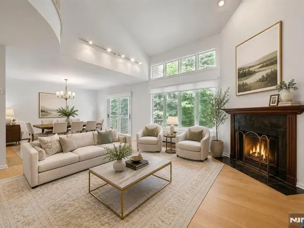 91 Lakeview Dr, Old Tappan, NJ 07675