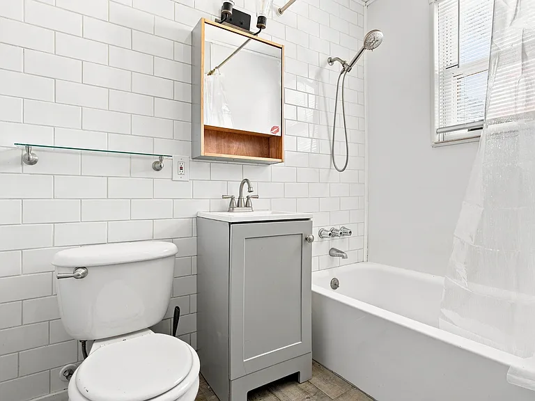 73 Roosevelt Ave — Photo 15