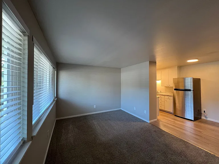 Julee Apartments — Photo 5