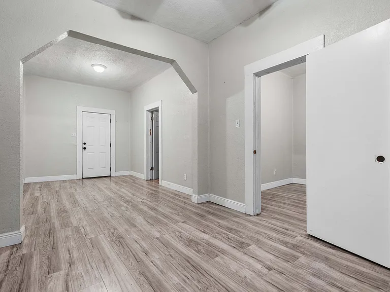 2205 E 5th Ave — Photo 6