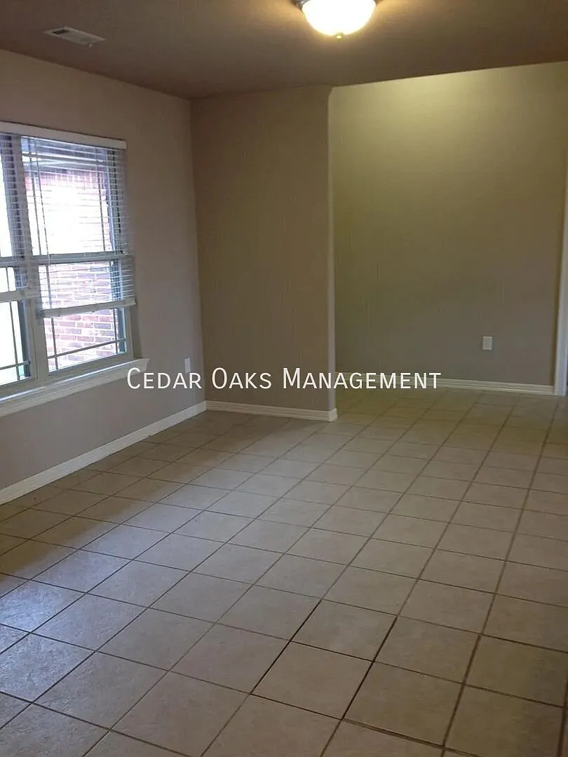 3 Bed + 2 Ba + 2 Car Garage + Incredible Location! — Photo 4