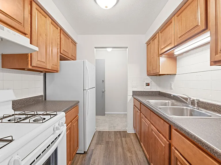 The Hillcrest Apartments — Photo 26