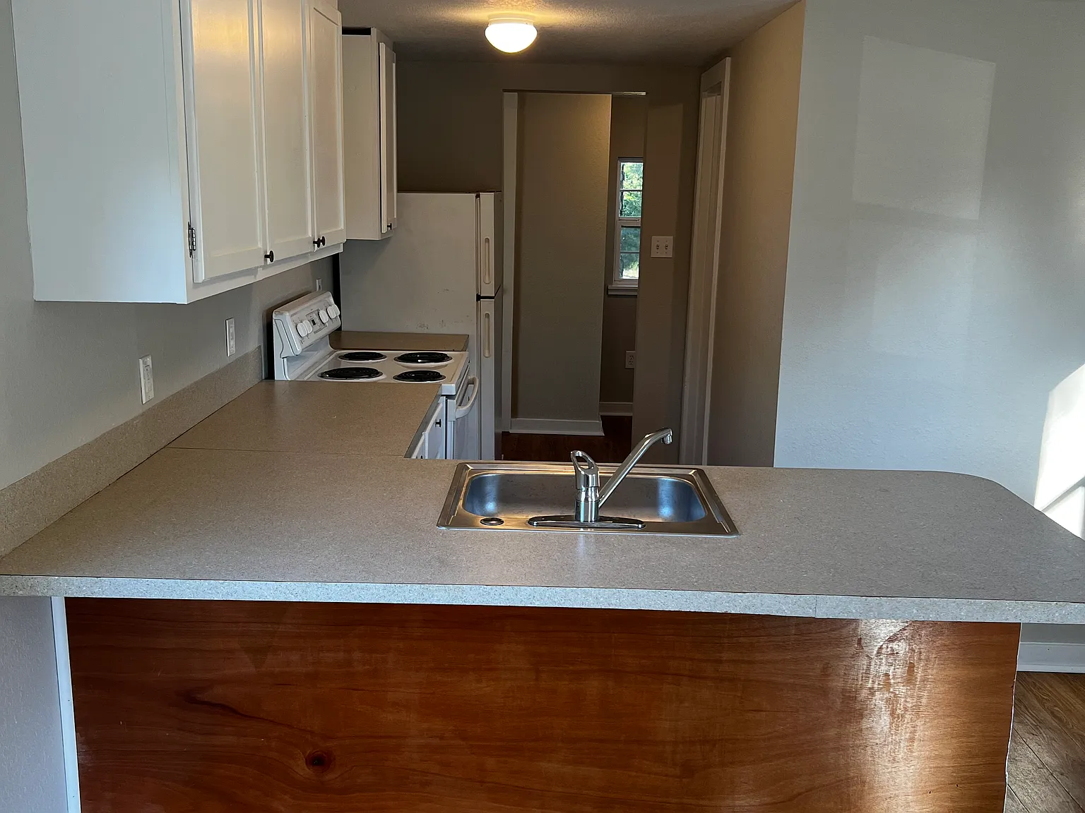 1 bed, 1.0 bath, 360 sqft, $895 — Photo 3