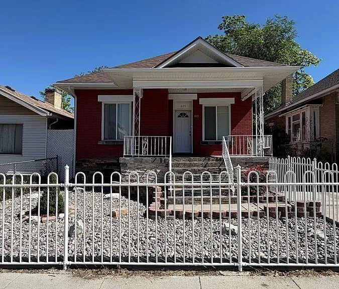 625 E Wilmington Ave — Photo 2
