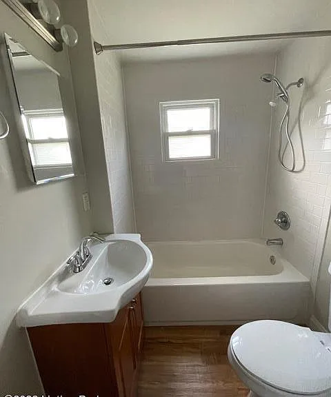 2138 Crittenden Dr — Photo 9