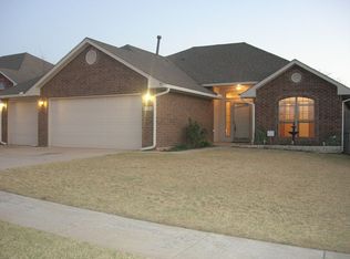 2124 NE 4th St, Moore, OK 73160
