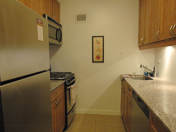 3rd image of 30 W 61st St APT 12B