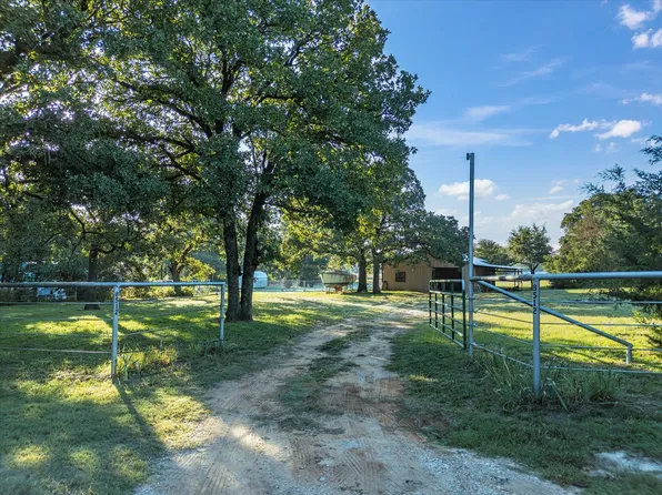 8512 Walnut Creek Ln, Alvarado, TX 76009