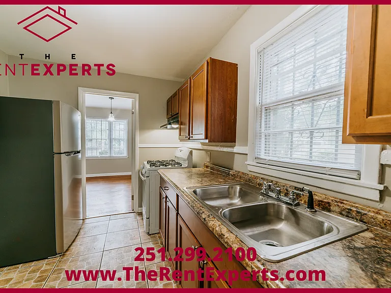 470 Summerville St — Photo 8