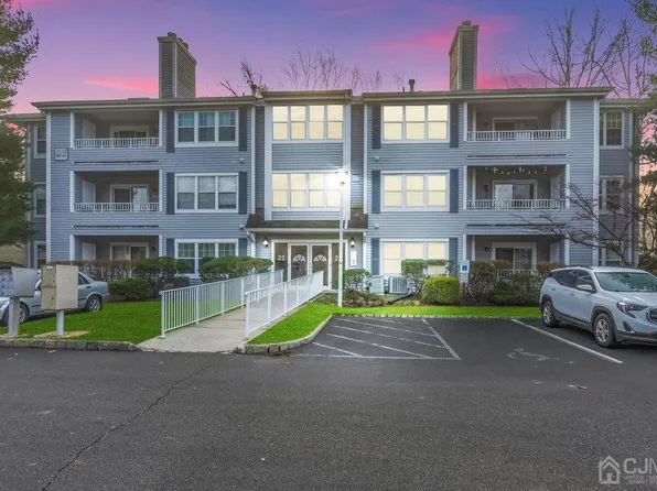 2206 Candlelight Ct, Helmetta, NJ 08828