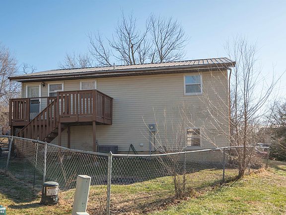 3rd image of 8 Crestview Dr