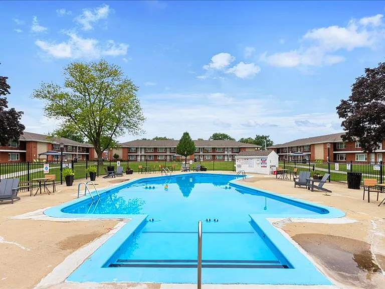 Renovated apartment with pool and parking — Photo 16