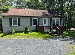 211 Mallard Ln, Bushkill, PA 18324