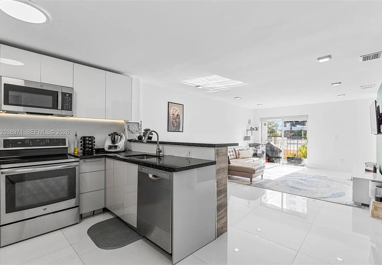 Clinton Condo — Photo 2