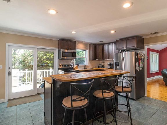 5th image of 28 Victoria Cir