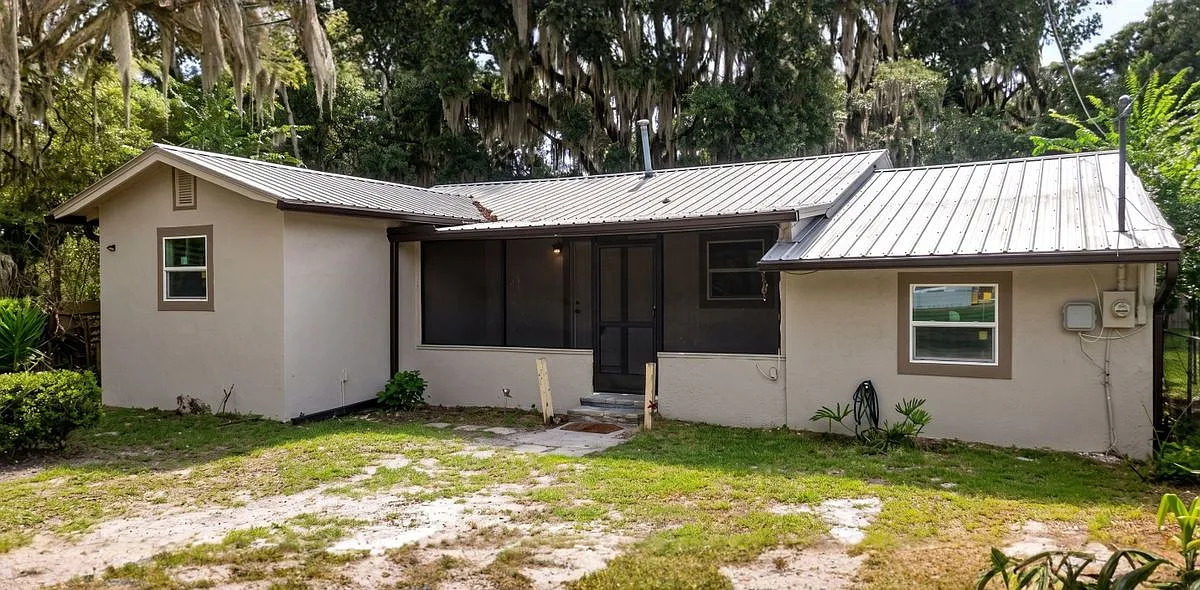 4 bed, 2.0 bath, 1409 sqft, $1,700 — Photo 1