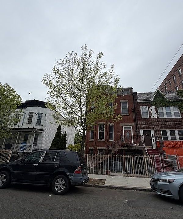 2nd image of 270 E 38th St #2FAM
