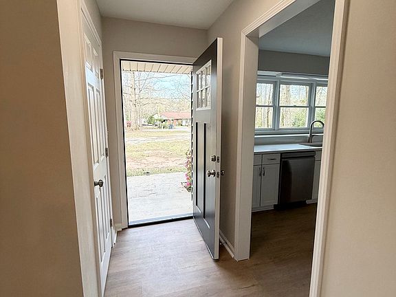 5th image of 402 Ginger Cir