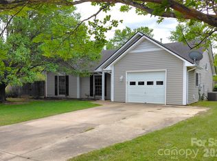 1016 Thorncrest Dr, Fletcher, NC 28732