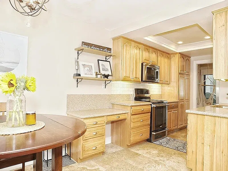 3 bed, 2.5 bath, 1398 sqft, $4,200 — Photo 3