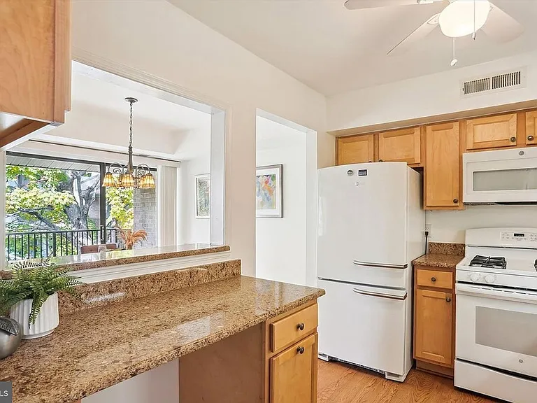 10 Monroe St #302 — Photo 9