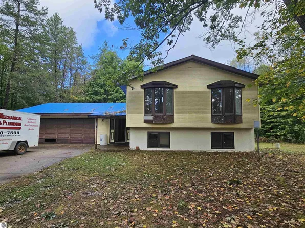1805 E 34th Rd, Cadillac, MI 49601