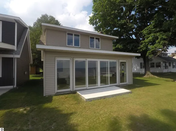 3409 W Lake Mitchell Dr, Cadillac, MI 49601