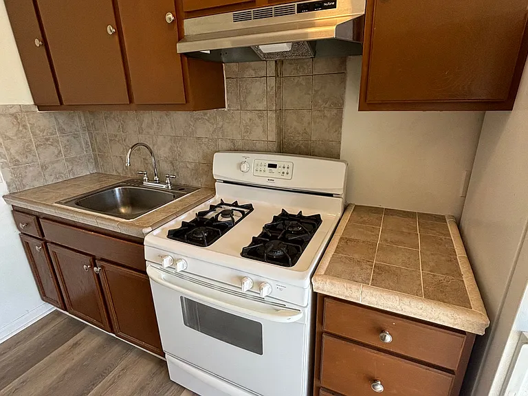 28-30 6th St #30B — Photo 8