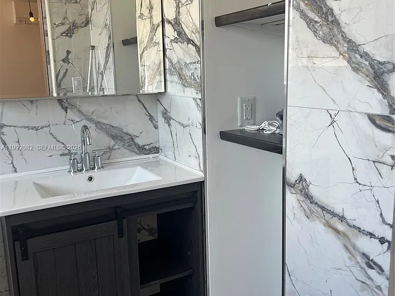 225 SE 16th Ave #3 — Photo 9