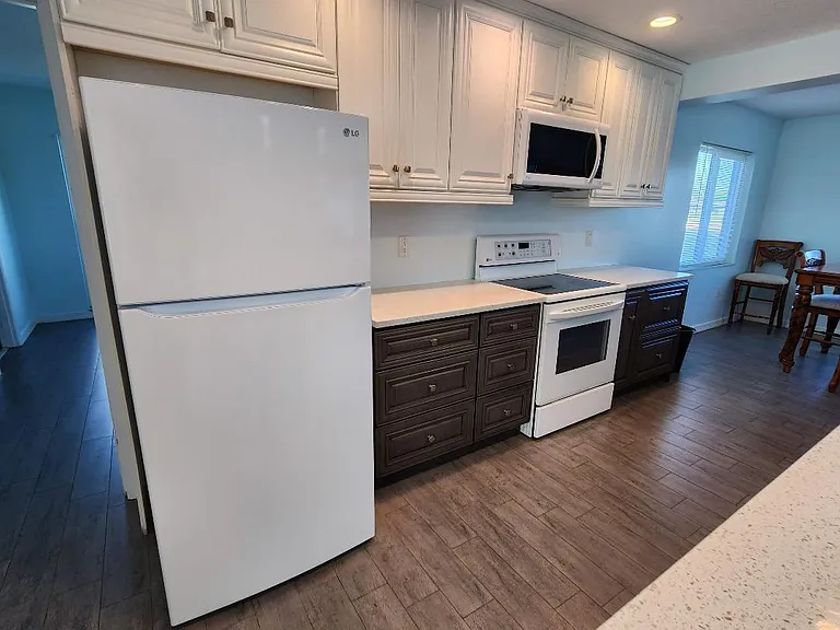 549 La Gorce Dr — Photo 13